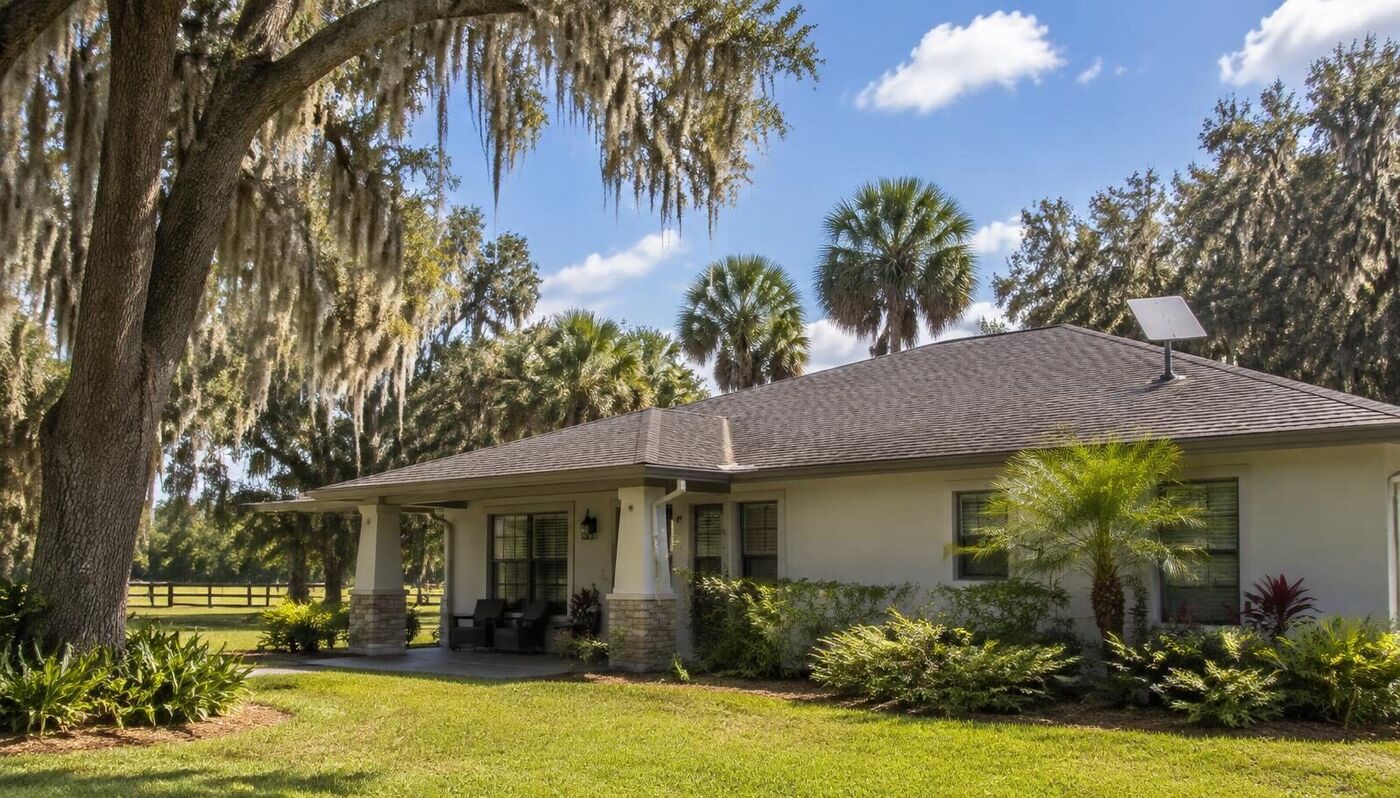 Starlink referral code Florida: satellite dish on a rural Florida home
